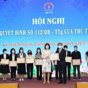 TỔ CÔNG TÁC XÃ HỘI BỆNH VIỆN ĐA KHOA HÀ TRUNG VINH DỰ ĐÓN NHẬN BẰNG KHEN CỦA BỘ Y TẾ