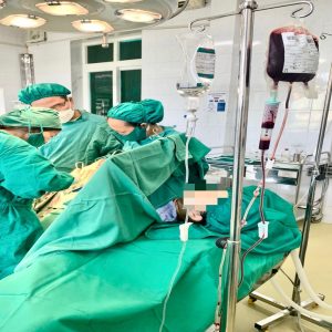 ĐỘI NGŨ NHÂN VIÊN Y TẾ BỆNH VIỆN ĐA KHOA HÀ TRUNG KỊP THỜI HIẾN MÁU CẤP CỨU NGƯỜI BỆNH QUA CƠN NGUY KỊCH