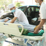 VẬN CHUYỂN NGƯỜI BỆNH TỪ TRONG PHÒNG RA NGOÀI BẰNG CÁNG TẠI PHÒNG KHÁM CẤP CỨU