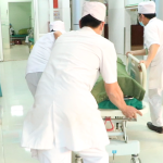 VẬN CHUYỂN NGƯỜI BỆNH TỪ NGOÀI VÀO TRONG PHÒNG BẰNG CÁNG TẠI PHÒNG KHÁM CẤP CỨU
