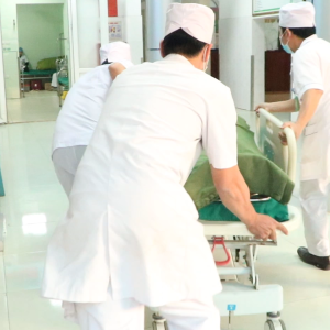 VẬN CHUYỂN NGƯỜI BỆNH TỪ NGOÀI VÀO TRONG PHÒNG BẰNG CÁNG TẠI PHÒNG KHÁM CẤP CỨU