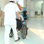 VẬN CHUYỂN NGƯỜI BỆNH TỪ NGOÀI VÀO TRONG PHÒNG BẰNG XE LĂN TẠI PHÒNG KHÁM CẤP CỨU