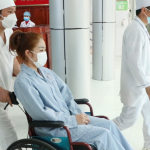 VẬN CHUYỂN NGƯỜI BỆNH TỪ TRONG PHÒNG RA NGOÀI BẰNG XE LĂN TẠI PHÒNG KHÁM CẤP CỨU