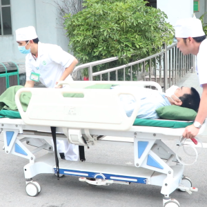 VẬN CHUYỂN NGƯỜI BỆNH TỪ TRONG PHÒNG BỆNH RA NGOÀI BẰNG CÁNG TẠI KHOA
