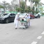 VẬN CHUYỂN NGƯỜI BỆNH TỪ NGOÀI VÀO PHÒNG BỆNH BẰNG CÁNG TẠI KHOA