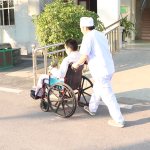 VẬN CHUYỂN NGƯỜI BỆNH TỪ TRONG PHÒNG RA NGOÀI BẰNG XE LĂN TẠI KHOA