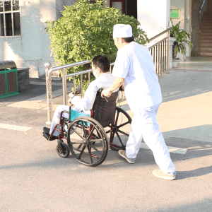 VẬN CHUYỂN NGƯỜI BỆNH TỪ TRONG PHÒNG RA NGOÀI BẰNG XE LĂN TẠI KHOA