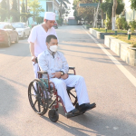 VẬN CHUYỂN NGƯỜI BỆNH TỪ BÊN NGOÀI VÀO TRONG PHÒNG BẰNG XE LĂN TẠI KHOA