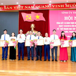 BỆNH VIỆN ĐA KHOA HÀ TRUNG VINH DỰ ĐÓN NHẬN BẰNG KHEN VÀ CỜ THI ĐUA CỦA UBND TỈNH THANH HÓA